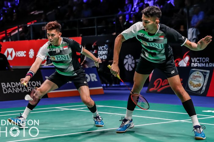 Pasangan ganda putra Indonesia, Fajar Alfian/Muhammad Rian Ardianto, saat bertanding melawan wakil India, MR Arjun/Dhruv Kapila, pada babak kedua Denmark Open 2021 di Odense Sports Park, Odense, Kamis (21/10/2021).