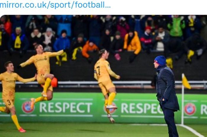 Pelatih AS Roma, Jose Mourinho, melihat para pemain Bodo/Glimt melakukan selebrasi dalam laga Grup C UEFA Conference League di Stadion Aspmyra, Kamis (21/10/2021).