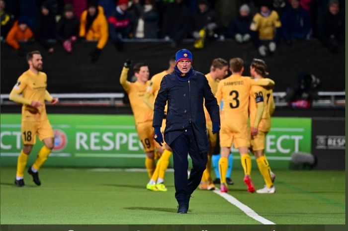 Pelatih AS Roma, Jose Mourinho, melihat tim asuhannya dihajar 1-6 oleh Bodo/Glimt di UEFA Conference League, Kamis (21/10/2021) di Bodo.