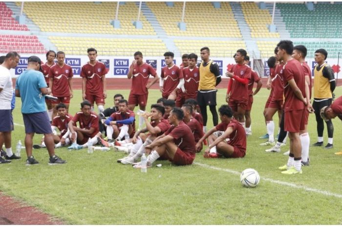 Para pemain timnas U-23 Nepal tengah mendengarkan instruksi pelatih usai latihan.