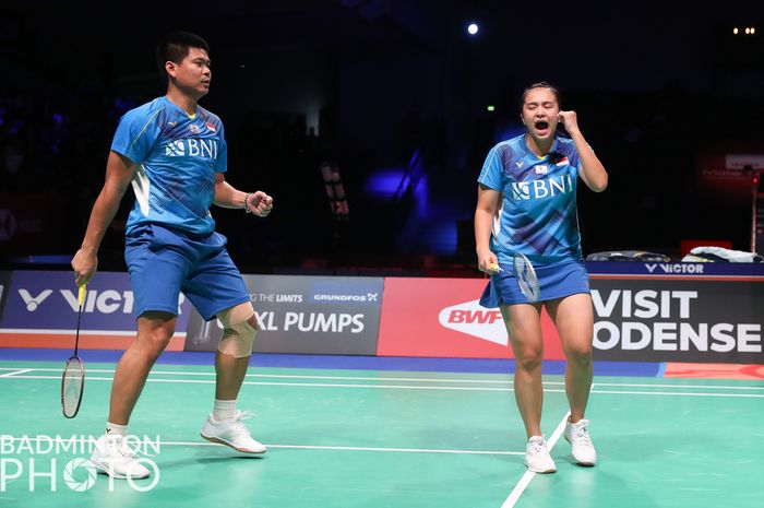 Pasangan ganda campuran, Praveen Jordan/Melati Daeva Oktavianti, melakukan selebrasi saat meraih poin dalam pertandingan melawan wakil China, Feng Yan Zhe/Du Yue, pada babak perempat final Denmark Open 2021 di Odense Sports Park, Odense, Denmark, Jumat (22/10/2021).