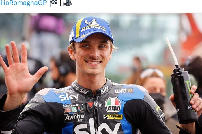 Pembalap Sky VR46 Avintia, Luca Marini, merayakan kerberhasilannya merebut posisi ketiga pada kualifikasi MotoGP Emilia Romagna di Sirkuit Misano, Italia, 23 Oktober 2021.