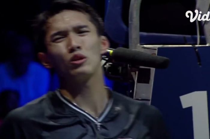 Jonatan Christie harus menyerah dari Kento Momota karena cedera pinggang dalam pertandingan delapan besar Denmark Open 2021 di Odense Sports Park, Jumat (22/10/2021).