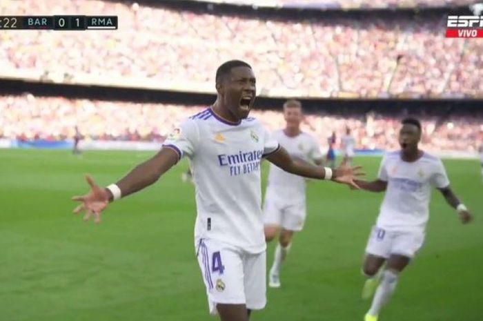 David Alaba cetak gol Real Madrid ke gawang Barcelona pada laga el clasico pekan ke-10 Liga Spanyol di Camp Nou (24/10/2021).