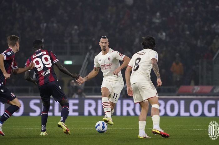 AC Milan berhasil membantai sembilan pemain Bologna dalam drama enam gol, meski Zlatan Ibrahimovic sempat mencetak gol bunuh diri.