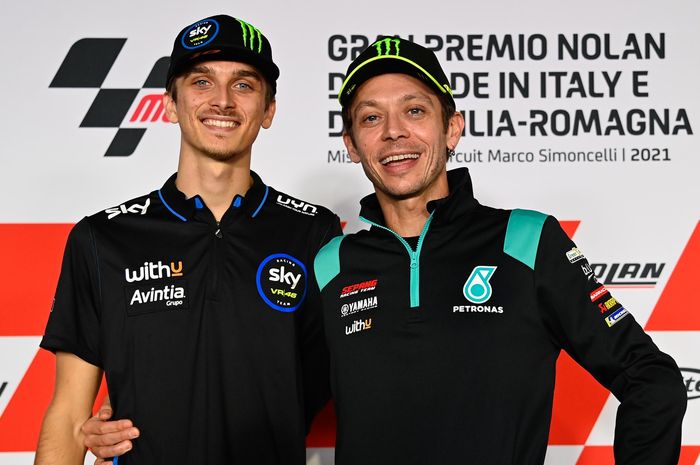 Luca Marini (adik tiri Rossi, kiri) dan Valentino Rossi pada konferensi pers menjelang MotoGP Emilia Romagna 2021, Kamis (21/10/2021).