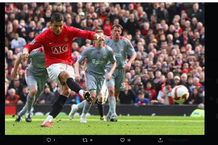 Cristiano Ronaldo cetak gol penalti dalam duel Manchester United vs Liverpool di Liga Inggris 2008-2009.