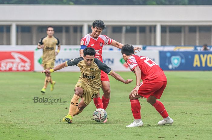 Pemain sayap kanan Dewa United, Gufroni Al Maruf (kiri), sedang berebut bola dengan pilar Persekat Kabupaten Tegal, Arif Suyono (tengah), dalam laga pekan kelima Liga 2 2021 di Stadion Madya, Senayan, Jakarta, 25 Oktober 2021.