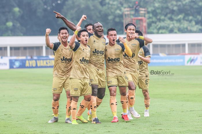 Sejumlah pemain Dewa United ikut merayakan gol Herman Dzumafo dalam laga pekan kelima Liga 2 2021 di Stadion Madya, Senayan, Jakarta, 25 Oktober 2021.