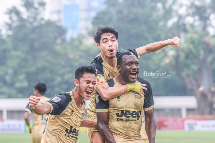 Dua pemain Dewa United, Resky Fandi (kiri) dan Rangga Muslim Perkasa (tengah), sedang ikut merayakan gol dari Herman Dzumafo (kanan) dalam laga pekan kelima Liga 2 2021 di Stadion Madya, Senayan, Jakarta, 25 Oktober 2021.