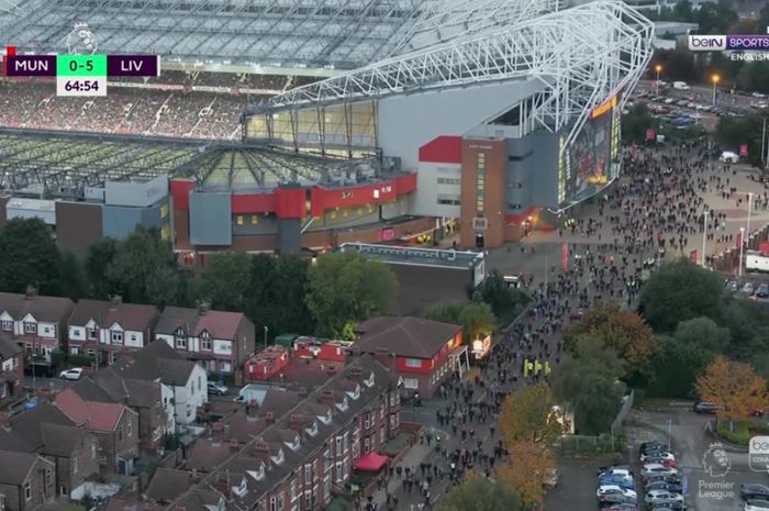 Ribuan pendukung Manchester United tinggalkan Old Trafford saat timnya tertinggal telak dari Liverpool di partai Liga Inggris (24/10/2021).