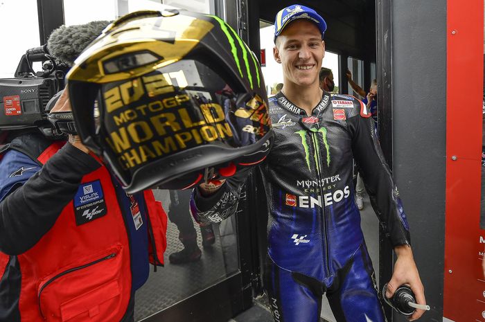 Pembalap Monster Energy Yamaha, Fabio Quartararo, berpose dengan helm emas sebagai juara dunia MotoGP 2021 setelah balapan MotoGP Emilia Romagna 2021 di Sirkuit Misano, Minggu (24/10/2021).