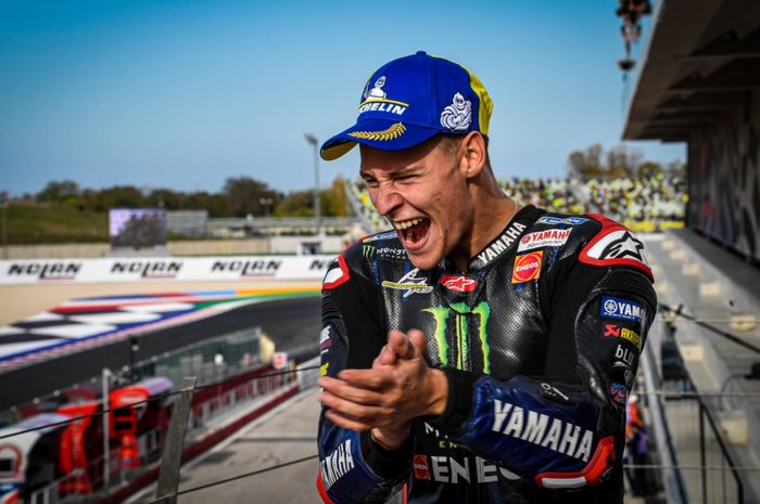 Pembalap Monster Energy Yamaha, Fabio Quartararo, saat merayakan kesuksesa menjadi juara MotoGP 2021 pada ajang MotoGP Emilia Romagna 2021 di Sirkuit Misano, Italia, Minggu (24/10/2021).