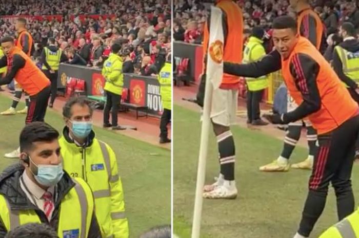 Gelandang Manchester United diteriaki oleh fans dari tribun penonton saat tengah melakukan pemanasan dalam laga melawan Liverpool di Stadion Old Trafford, Manchester, Minggu (24/10/2021).