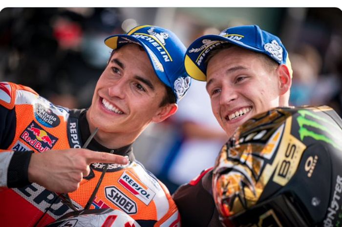 Pembalap Repsol Honda, Marc Marquez, memberikan ucapan selamat kepada Fabio Quartararo (Monster Energy Yamaha) usai menjadi juara dunia MotoGP 2021 pada Grand Prix Emilia Romagna, di Sirkuit Misano, Minggu (24/10/2021).