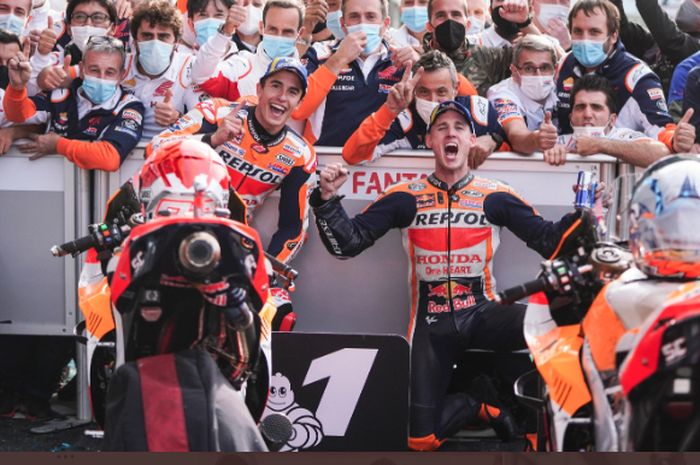 Dua pembalap Repsol Honda, Marc Marquez (kiri) bersama Pol Espargaro usai finis pertama dan kedua pada balapan seri ke-16 MotoGP Emilia Romagna 2021 di Sirkuit Misano, Italia, Minggu (24/10/2021).