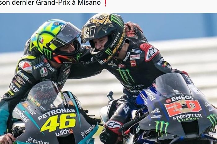 Valentino Rossi (kiri) memberi selamat kepada Fabio Quartararo (kanan) setelah memastikan gelar juara dunia pada balapan MotoGP Emilia Romagna di Sirkuit Misano, Italia, 24 Oktober 2021.