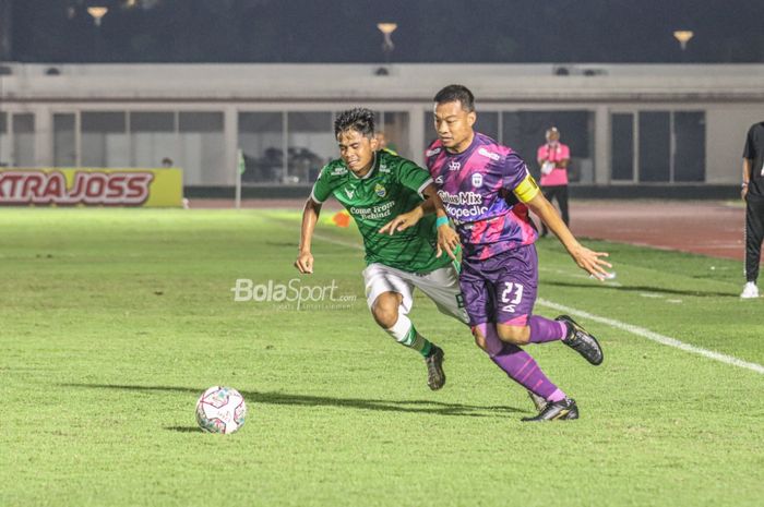 Bek RANS Cilegon FC, Hamka Hamzah (kanan), sedang berduel dengan salah satu pemain PSKC Cimahi dalam laga pekan kelima grup B Liga 2 2021 di Stadion Madya, Senayan, Jakarta, 26 Oktober 2021.