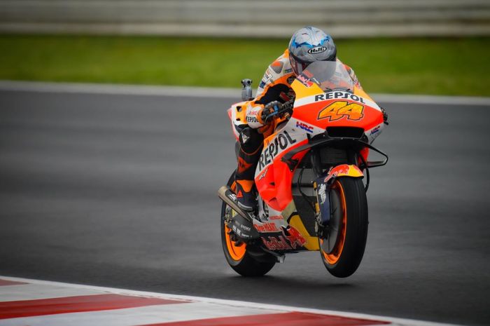 Aksi pembalap Repsol Honda, Pol Espargaro, saat mengaspal pada MotoGP Emilia Romagna 2021 di Sirkuit Misano, Italia, Minggu (24/10/2021).