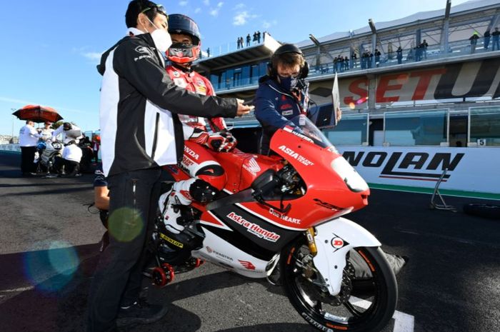 Pembalap Indonesia, Mario Suryo Aji sebelum tampil pada Moto3 Emilia Romagna 2021, Minggu (24/10/2021)