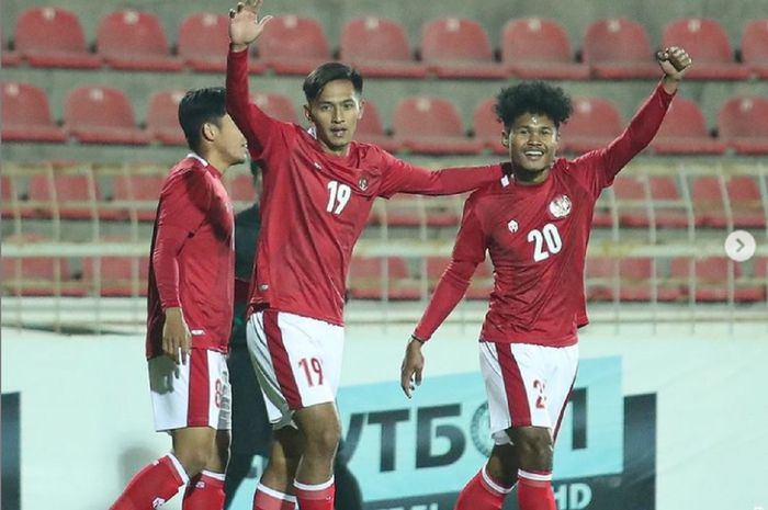 Bagus Kahfi (kanan) dan rekannya di Timnas U-23 Indonesia selebrasi seusai menang dalam uji coba di Tajikistan.