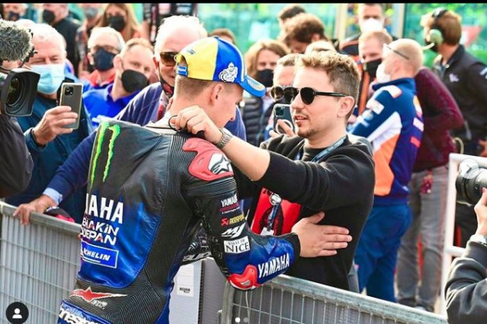 Legenda MotoGP, Jorge Lorenzo, memberikan selamat kepada Fabio Quartararo (Monster Energy Yamaha) usai keluar sebagai juara dunia pada balapan MotoGP Emilia Romagna 2021 di Sirkuit Misano, Italia, Minggu (24/10/2021).