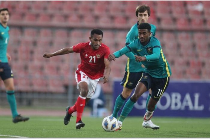 Pemain timnas U-23 Indonesia, Gunansar Mandowen, saat lawan Australia U-23