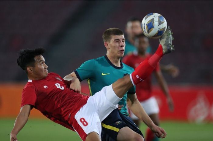 Pemain timnas U-23 Indonesia, Witan Sulaeman, berjibaku dengan pemain timnas U-23 Australia dalam Kualifikasi Piala Asia U-23 2022, Selasa (26/10/2021).