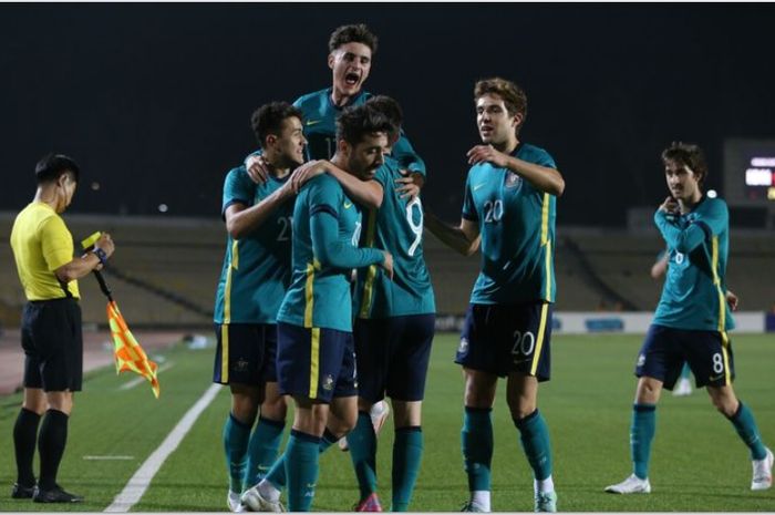 Para pemain timnas U-23 Australia merayakan gol ke gawang timnas U-23 Indonesia dalam laga Kualifikasi Piala Asia U-23 2022, Selasa (26/10/2021).