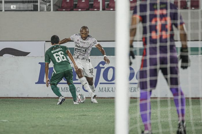 Bek Bali United, Leonard Tupamahu tengah menggiring bola dalam laga melawan PSS Sleman di pekan kesembilan Liga 1 2021, Rabu (27/10/2021).