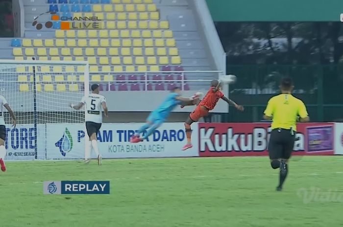 Tendangan kungfu Paulo Henrique terhadap M Ridho dalam laga Madura United vs Persiraja (27/10/2021). 