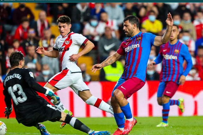 Momen Sergio Aguero mendapatkan peluang saat berhadapan dengan kiper Rayo Vallecano pada laga pekan ke-11.