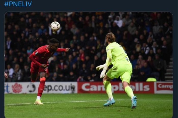 Divock Origi mencetak gol tendangan kalajengking saat Liverpool melawan Preston North End di Piala Liga Inggris (27/10/2021).