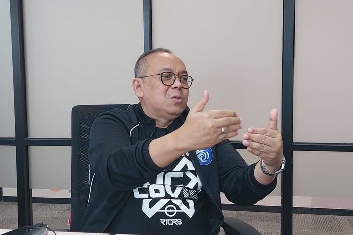 Direktur Utama PT Liga Indonesia Baru (LIB), Akhmad Hadian Lukita saat menemui awak media di Kantor PT LIB, Menara Mandiri, Jakarta Selatan, Jumat (29/10/2021).