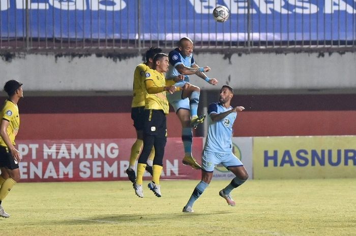 Duel udara antara pemain Persela Lamongan dan Barito Putera pada pekan ke-10 Liga 1 2021.