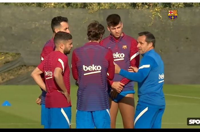 Sergi Barjuan berbicara dengan para kapten Barcelona saat memimpin latihan perdana post-Ronald Koeman.