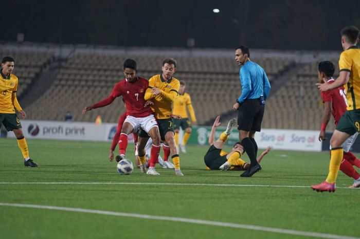 Pemain timnas U-23 Indonesia, Marselino Ferdinan saat menghadapi para pemain Australia dalam laga babak Kualifikasi Piala Asia U-23 2022, di Republican Center Stadium, Dushanbe, Tajikistan, Jumat (29/10/2021).