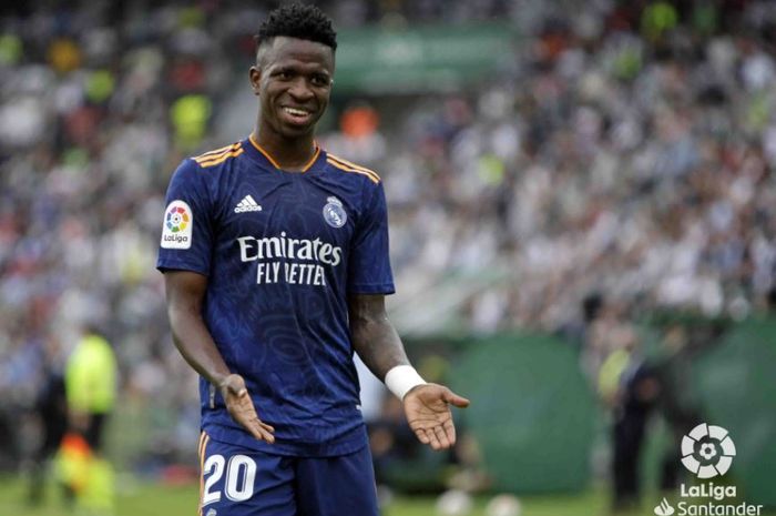 Penyerang Real Madrid, Vinicius Junior, merayakan gol ke gawang Elche pada pekan kedua belas Liga Spanyol 2021-2022 di Estadio Martinez Valero, Sabtu (30/10/2021).