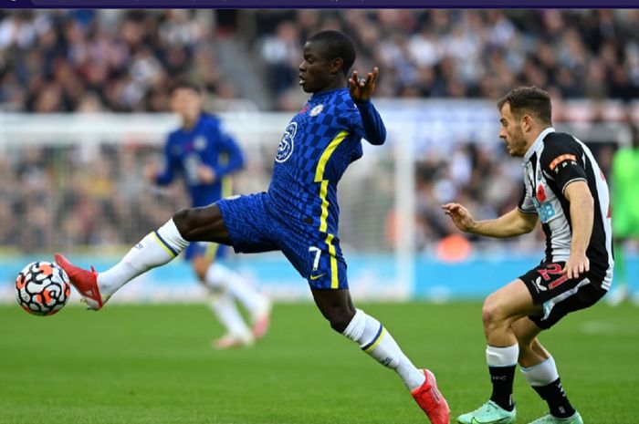 Pemain Chelsea, N'Golo Kante' berusaha menjangkau bola saat melawat ke markas Newcastle United di Stadion St. James' Park dalam laga pekan ke-10 Liga Inggris 2021-2022, Sabtu (30/10/2021). 