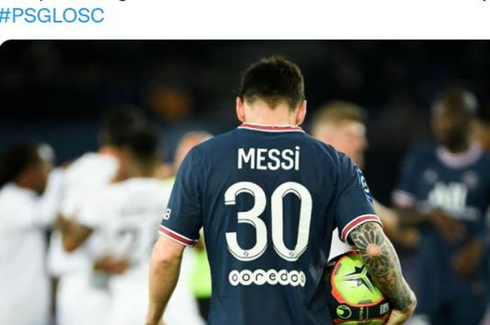 Ekspresi megabintang Paris Saint-Germain, Lionel Messi, dalam laga Liga Prancis kontra Lille di Stadion Parc des Princes, Jumat (29/10/2021).