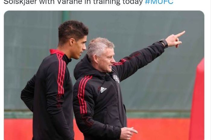 Pelatih Manchester United, Ole Gunnar Solskjaer, berbicara dengan Raphael Varane.