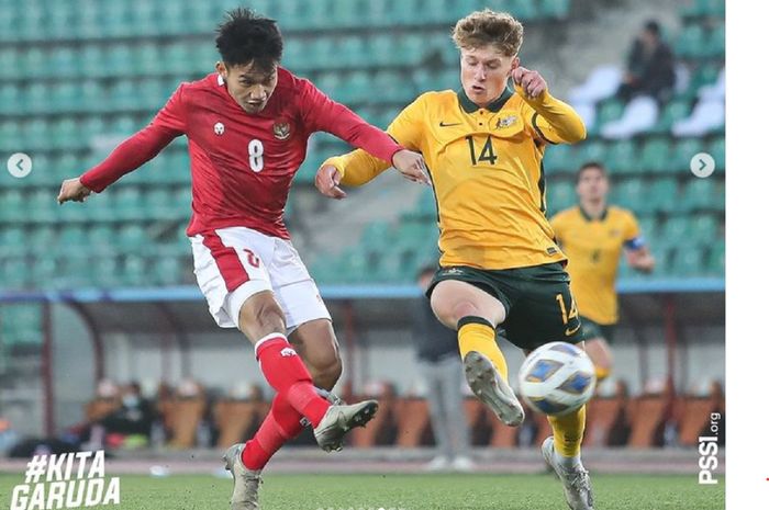 Pemain Timnas U-23 Indonesia Witan Sulaeman melepaskan tembakan saat menghadapi Australia dalam laga kedua Kualifikasi Piala Asia U-23 2022, Jumat (29/10/2021) malam WIB, di Dushanbe, Tajikistan.