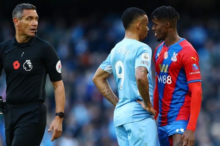 Striker Crystal Palace, Wilfried Zaha (kanan), dalam laga melawan Manchester City di Liga Inggris, Sabtu (30/10/2021) di Etihad Stadium.