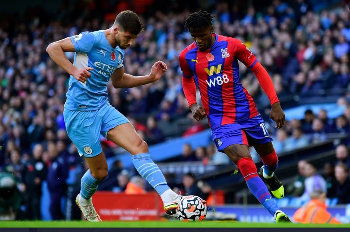 Striker Crystal Palace, Wilfried Zaha (kanan), dalam laga melawan Manchester City di Liga Inggris, Sabtu (30/10/2021) di Etihad Stadium.