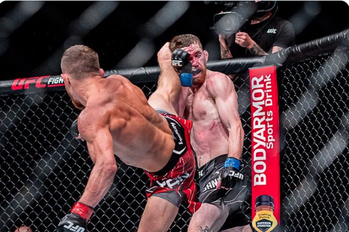 Petarung kelas bantam, Petr Yan, saat melakukan tendangan ke arah Cory Sandhagen  pada laga perebutan gelar interim  di UFC 267, Abu Dhabi, Minggu (31/10/2021).