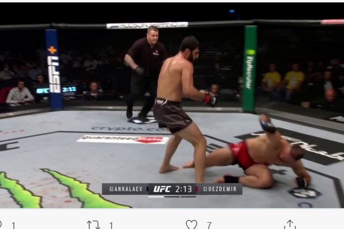 Magomed Ankalaev merobohkan Volkan Oezdemir di UFC 267, Sabtu (30/10/2021) WIB di Abu Dhabi.