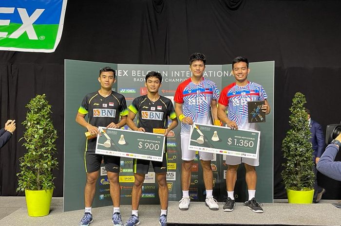 Pasangan ganda outra Indonesia, Pramudya Kusumawardhana/Yeremia Erich Yoche Yacob Rambitan (kanan) berpose sebagai juara Belgian International Challenge setelah mengalahkan Muhammad Shohibul Fikri/Bagas Maulana, Sabtu (30/10/2021).