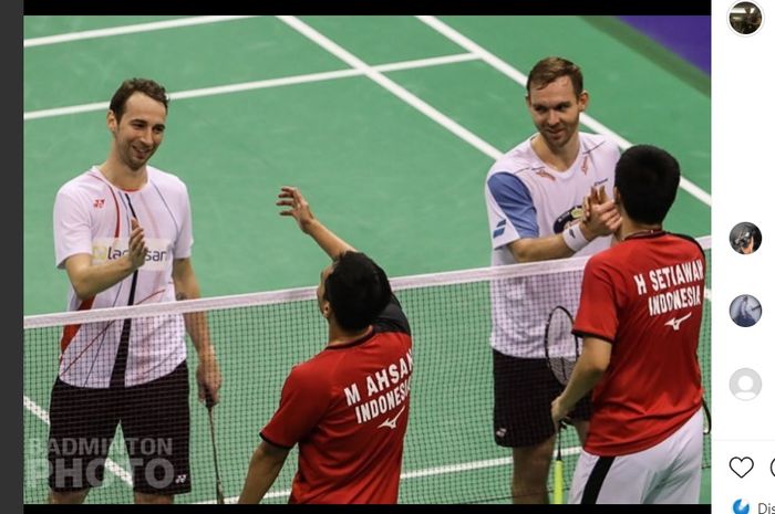 Mathias Boe (kiri) seusai bertanding dengan Mohammad Ahsan/Hendra Setiawan.