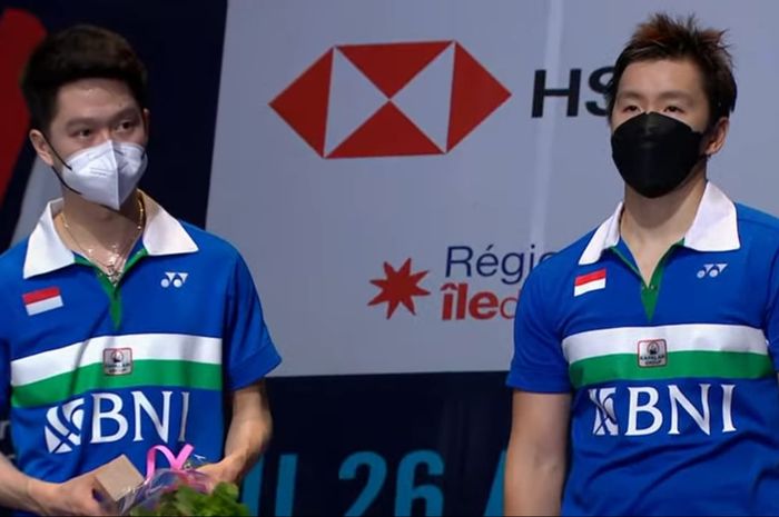 Pasangan ganda putra Indonesia, Marcus Fernaldi Gideon/Kevin Sanjaya Sukamuljo, saat berada di podium runner-up French Open 2021.