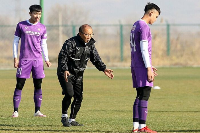 Pelatih Timnas U-23 Vietnam Park Hang-seo sedang membimbing anak-anak asuhnya dalam persiapan menghadapi Myanmar di Kualifikasi Piala Asia U-23 2022.